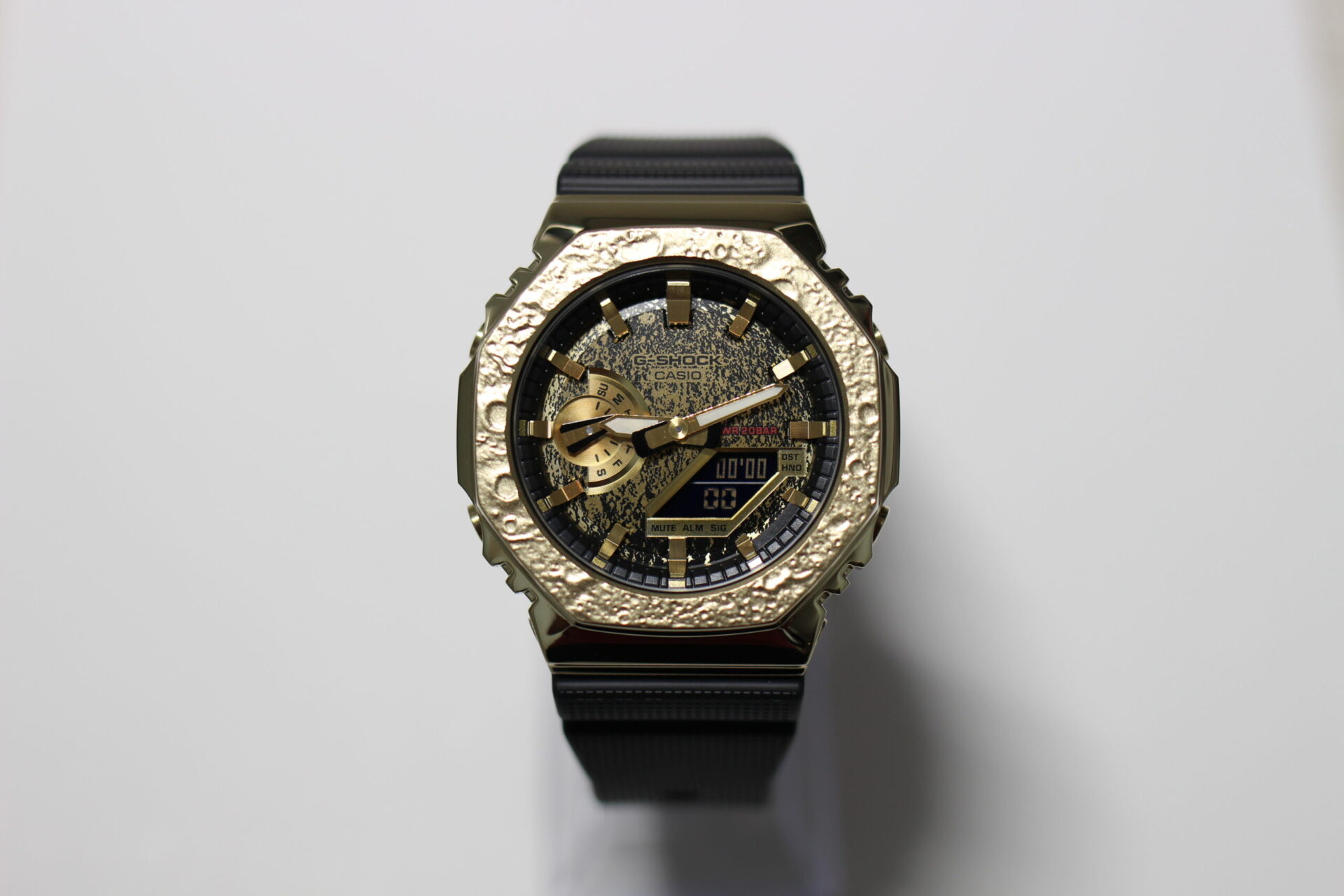 5％OFF】 新品 CASIO G-SHOCK GM-2100MG-1AJR 月面 ゴールド | www ...